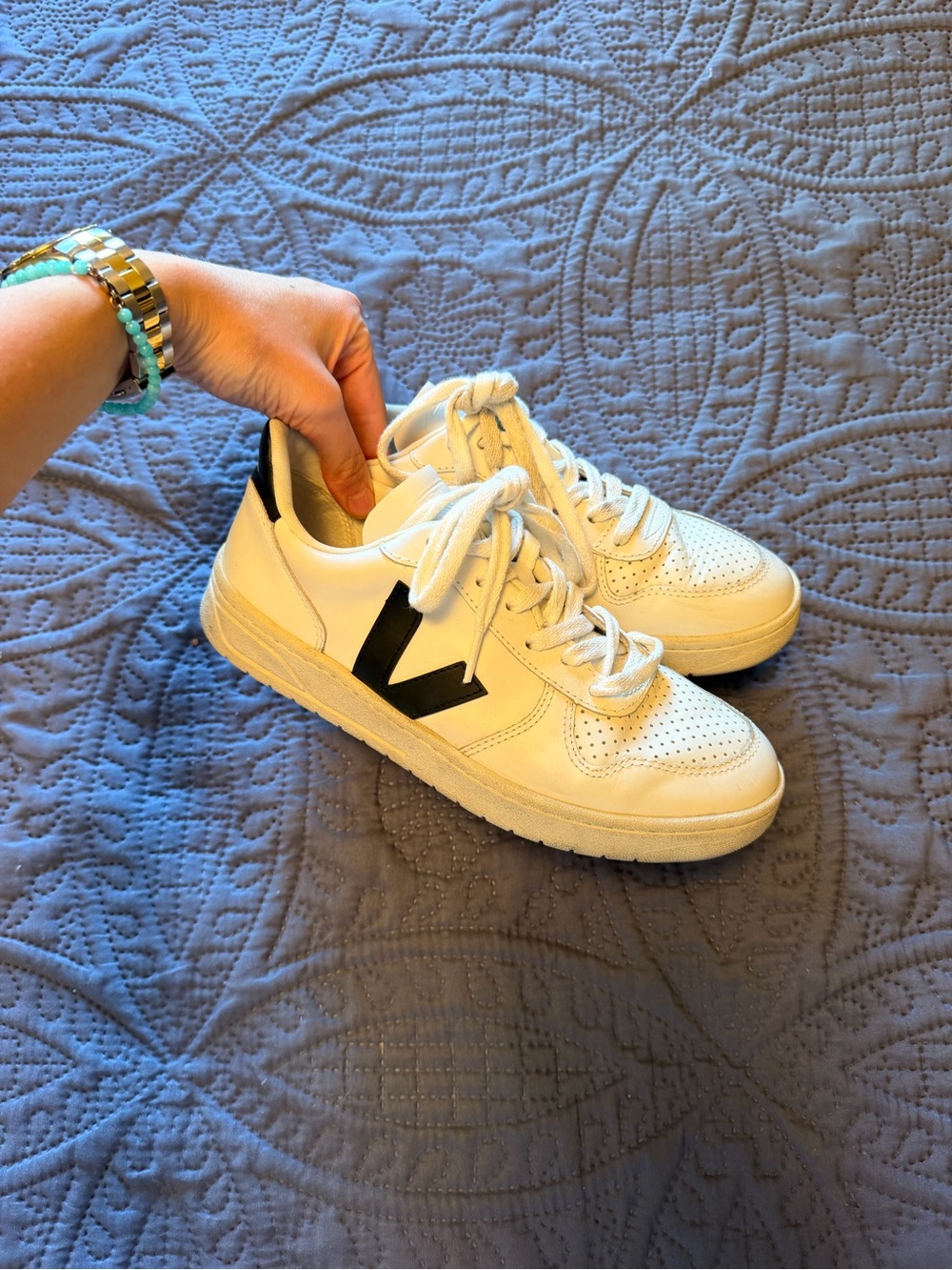 LIKE NEW VEJA V10 white and black leather sneaker 38/7